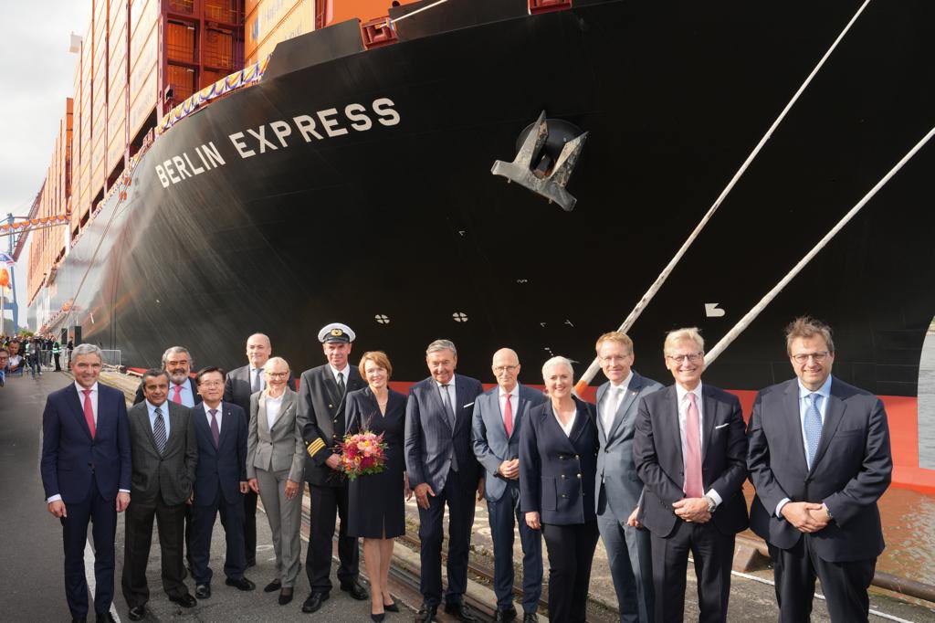 aluksicc's tweet photo. Hoy en Hamburgo en la botadura del barco "Berlin Express" , junto a autoridades de la ciudad y la madrina del buque, Elke Büdenbender, esposa  del presidente de Alemania . Un barco de última tecnología para 23.600 contenedores, importante hito para Hapag-Lloyd !! Muy agradecido de la cariñosa recepción en esta linda ciudad 🇨🇱🇩🇪