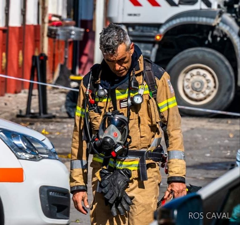 La madrugada del 1 de Octubre quedará marcada para siempre en nuestros corazones, nadie en la historia de Bomberos Murcia recuerda un servicio de estas características.
Un total de 100 efectivos y 22 vehículos han trabajado en el lugar.