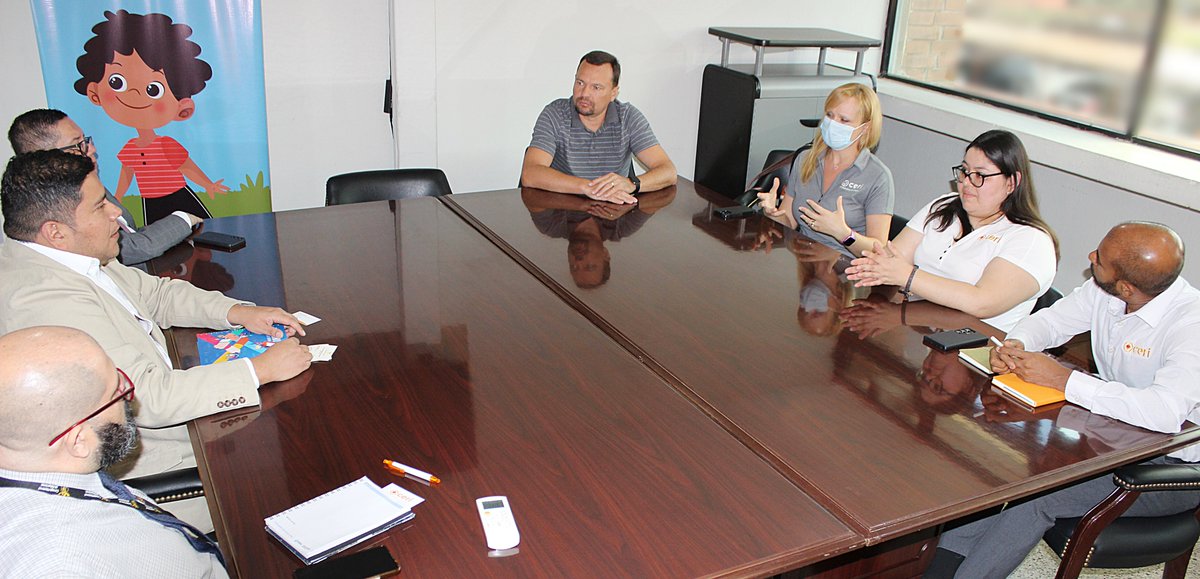 TODO NIÑO TIENE DERECHO A UNA FAMILIA 
Con el objetivo de establecer alianzas para beneficiar a la niñez guatemalteca, Connie Belciug directora ejecutiva, Ian Forber-Pratt director adjunto y profesionales de <a href="/cerikids/">Children's Emergency Relief International (CERI)</a> se reunieron con Rafael Campos director @CNAdopciones