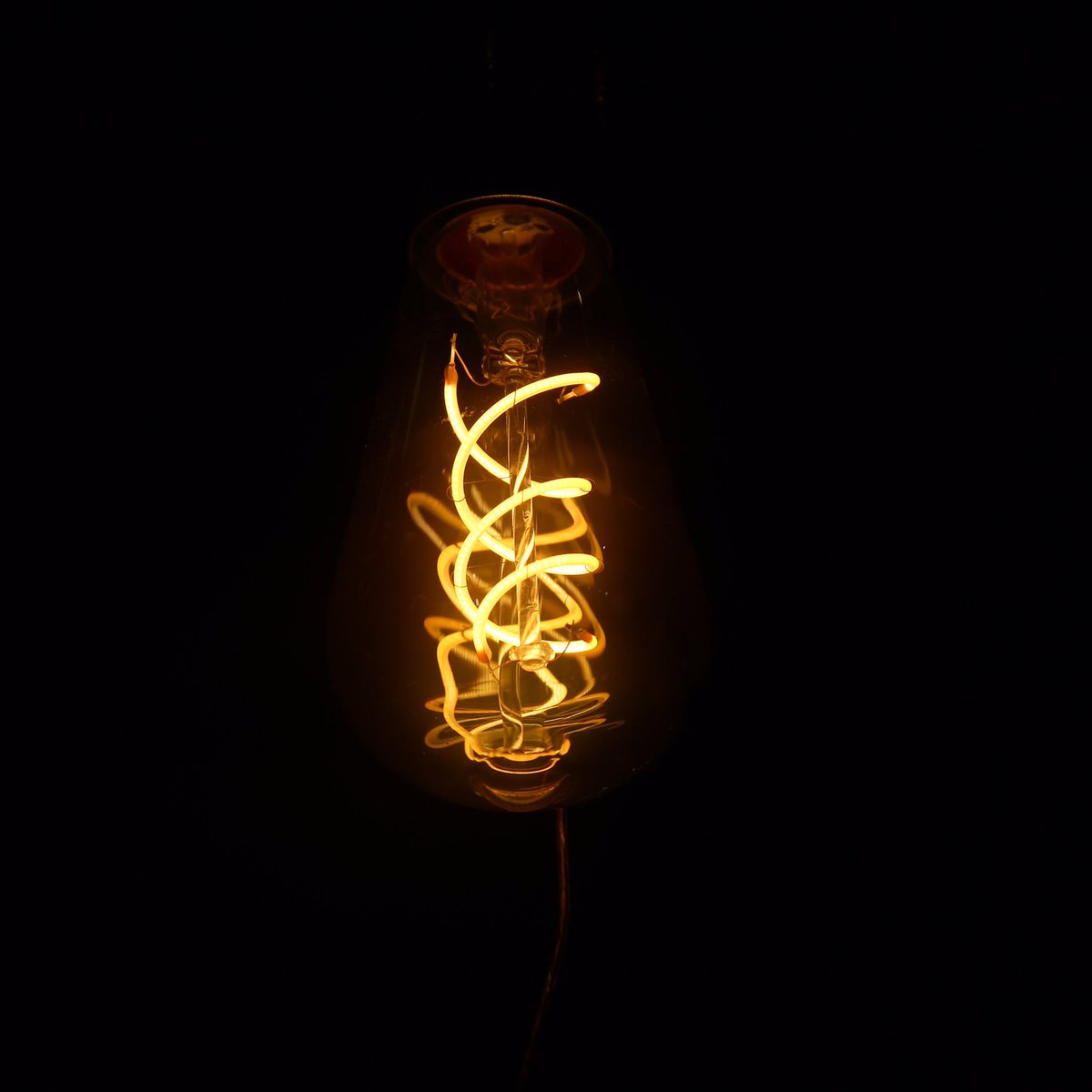 ChrissyvWellean's tweet image. 💡… light …💡 #light #lightbulb #lowlight #closeup #macro #details #nofilter #mood #atmosphere #beauty #peace #silence #magic #spell