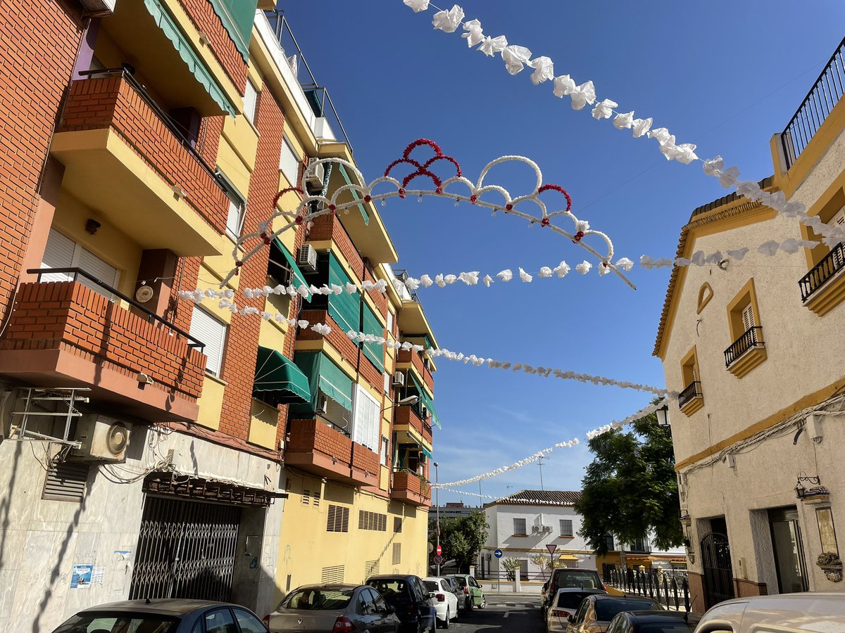 LaRebujina's tweet photo. 🔔 EL POLVORÍN SE ENGALANA BAJO EL NOMBRE DE ROSARIO

Octubre nos trae el nombre de Rosario y el barrio del Polvorín se prepara para el encuentro. 

Las diversas calles de la feligresía lucen así a escasos días de la salida extraordinaria de la @SCenaHuelv. 

📸 @LaRebujina https://t.co/h0rTYQxR8M