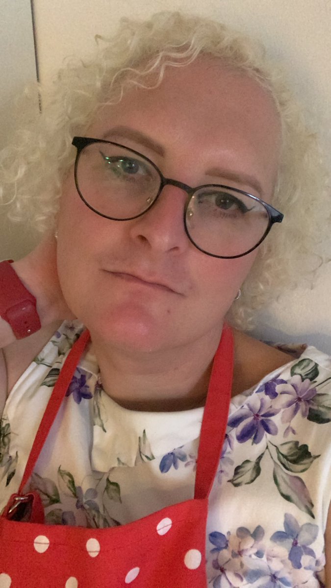anny_goerl's tweet photo. Das trans Cutie in der Küche hat Bratkartoffeln für das Eheenby gebraten. Eheenby hat noch Ei drüber tun müssen, das braucht sie*. #happytrans https://t.co/2tGNpZ2VQN
