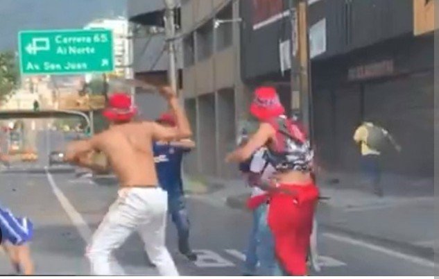 Ian17268759's tweet photo. @untalsebs En manizales: Ayudaa nos gritaron cosas desde un carro 😪😪😕🥺🥺😭😢😣 violentos sin cultura. 

En medellin los más tranquilos: https://t.co/BbIAJ2S0VG