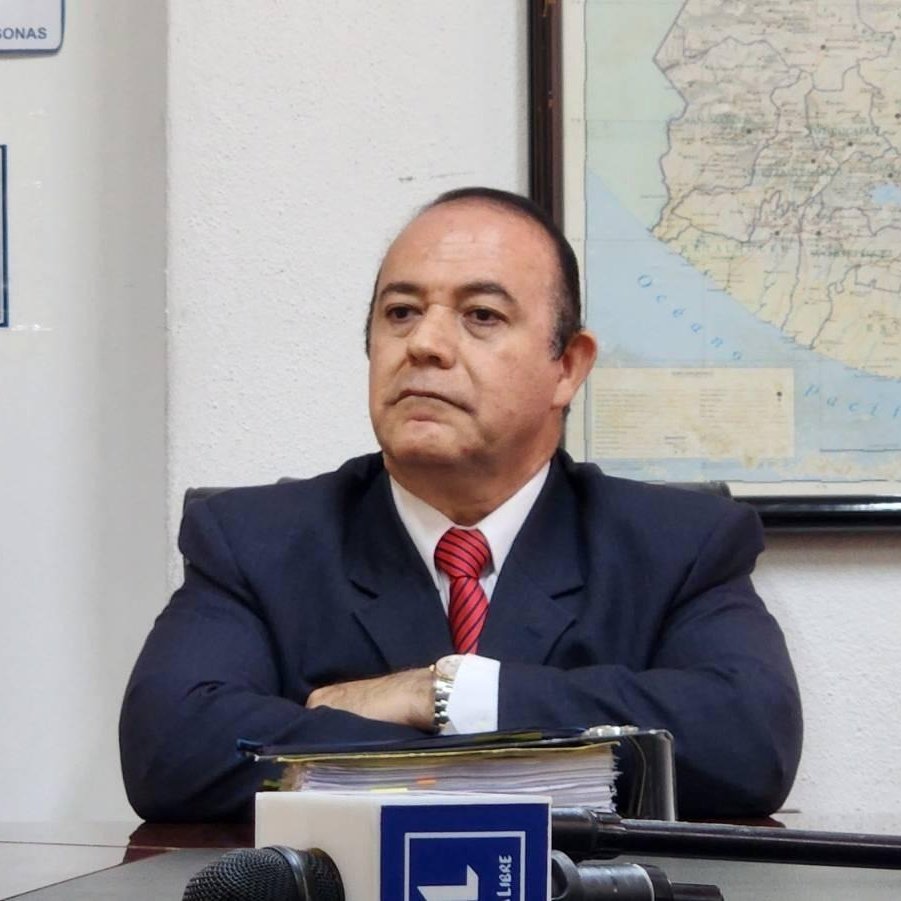 PrensaComunitar's tweet photo. #AHORA 🚨 El titular de la PDH está "en modo avión" 

👁️ Alejandro Córdova, titular de la @PDHgt salió del país y no estará en las manifestaciones pacíficas que realizan diferentes autoridades indígenas en diferentes puntos del país, en rechazo a las acciones del MP contra el TSE.

📸 @_Rahina_