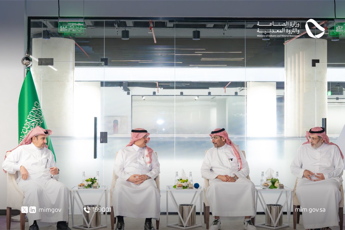 وزارة #الصناعة_والثروة_المعدنية توقع 5 اتفاقيات "ابتعاث مبتدئ بالتوظيف" مع عدد من الشركات الصناعية ضمن #مسار_واعد بحضور معالي الوزير أ.بندر الخريف ومعالي وزير التعليم أ.يوسف البنيان.