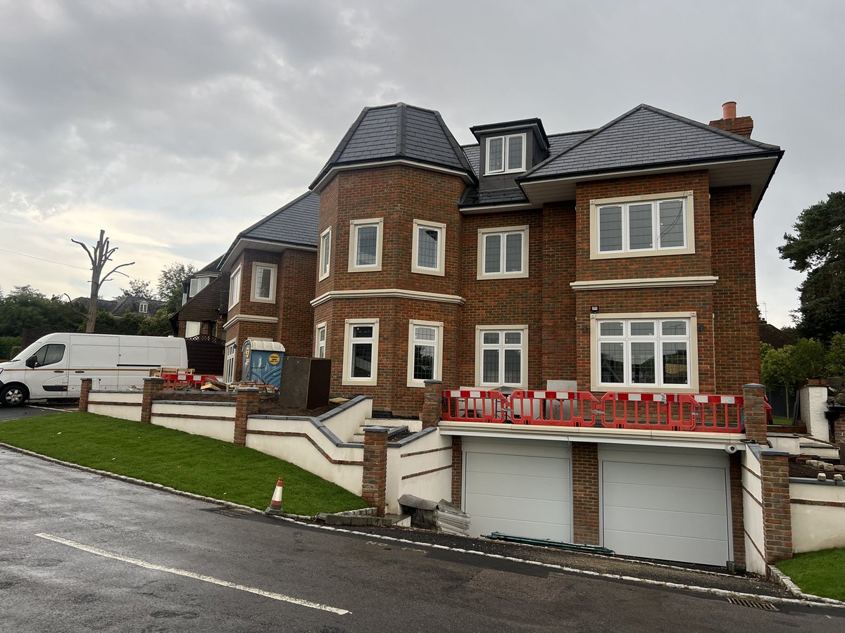 crasemanndesign's tweet photo. Not been past the site for ages. This building at #WeybridgePark comes towards completion. The good: kind of underground car parking. Otherwise lapse of taste (esp. that chopped-off turret) and the ugly &amp; impractical - lets call it - 'outside area implementation' is plain awful! https://t.co/jdSwy39Y1e