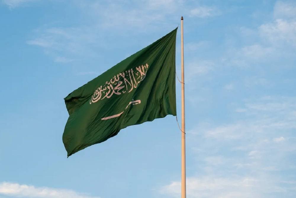 انا اتحادي لو مانيب اتحادي
توحدّت في هالعلم كل الالوان 

ماعاد هي لحية تعصّب نوادي
اللي غلط يصبر على عيال سلمان !

🇸🇦

 #الاتحاد_ساباهان