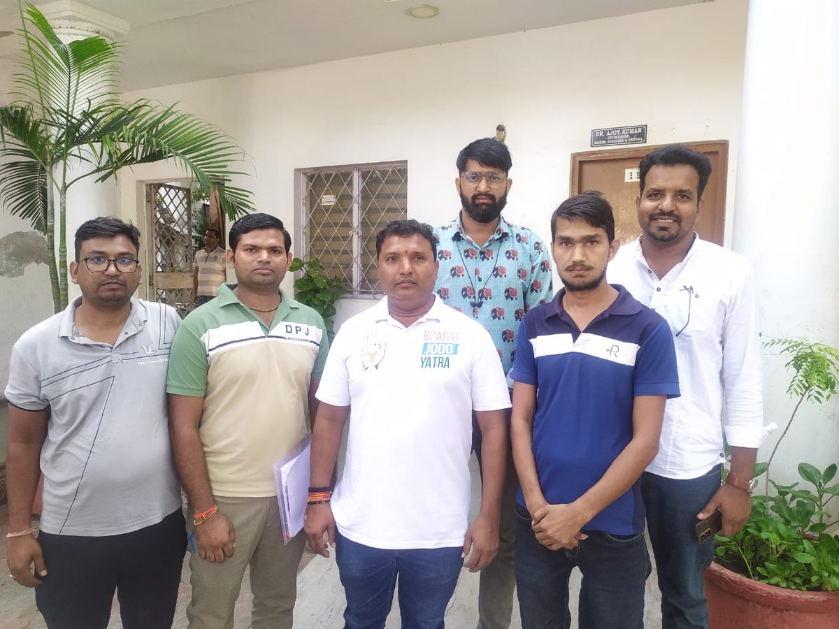 BaBarS0007's tweet photo. राजस्थान के आरक्षित वर्ग के युवा आपसे न्याय की उम्मीद के साथ 6 दिन से आपके घर के बाहर बैठे है ।।

#कंप्यूटर_भर्ती में रिक्त पदों का भरने का आपने #भारत_जोडो_यात्रा में किया था वादा ।।

वादा पूरा नहीं होने पर दिल्ली आकर मिलने का आश्वासन दिया था अब हम 6 दिन से आपके घर के सामने है कोई मिलाने को तैयार नहीं ।।

#आरक्षित_वर्ग_को_न्याय_दो 

@BaBarS0007