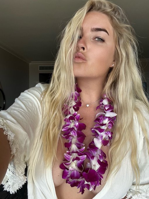 Should I film a video of me getting lei&rsquo;d 😉 in hawaii? https://t.co/gCiHdo5Gwj