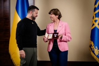 MinColonna's tweet photo. Honorée de recevoir des mains du Président @ZelenskyyUa l'ordre de la Princesse Olga au nom de l'amitié de nos deux pays et de la contribution de la 🇫🇷 à l'indépendance de l'#Ukraine 🇺🇦. https://t.co/L2xeZvjaOm