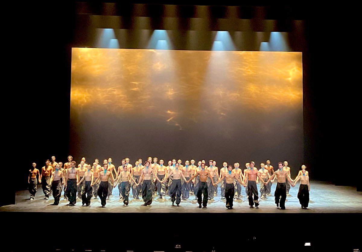 Ce soir au Palais Garnier @operadeparis : Marion Motin / Xie Xin / Crystal Pite, 3 femmes chorégraphes, 2 créations et 1 reprise, celle du sublimissime « The season canon » de Crystal Pite, sur la musique de Max Richter, magnifiquement dansé par le @BalletOParis.