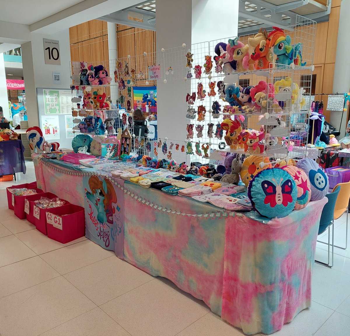 katiecoolchic's tweet photo. Got to say a huge thank you to everyone who came by my table and supported me in any way, however small @UKPonyCon Further, thank you to everyone who helped put together this amazing convention! Thread ⬇️ https://t.co/xNozTUnY9w