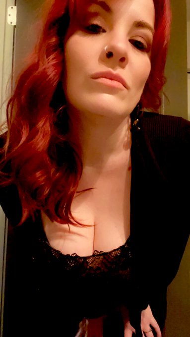 Mommy hopes you&rsquo;re having a milfy Monday 💋 https://t.co/CIAqK9aLmK