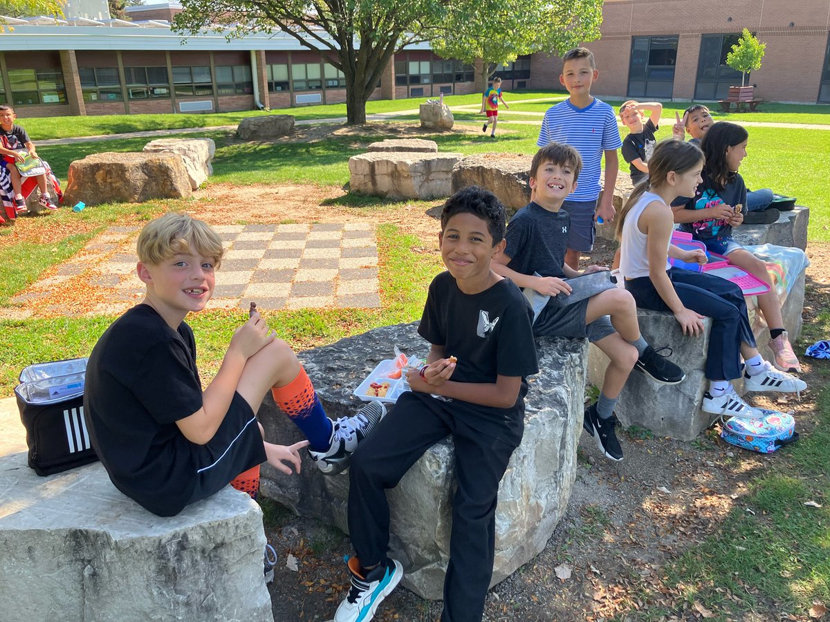 d61porter's tweet photo. A beautiful day spent eating lunch outside with our classmates! Way to earn those 100 bones! @d61sandoval  #d61learns https://t.co/XGCv93dVNf