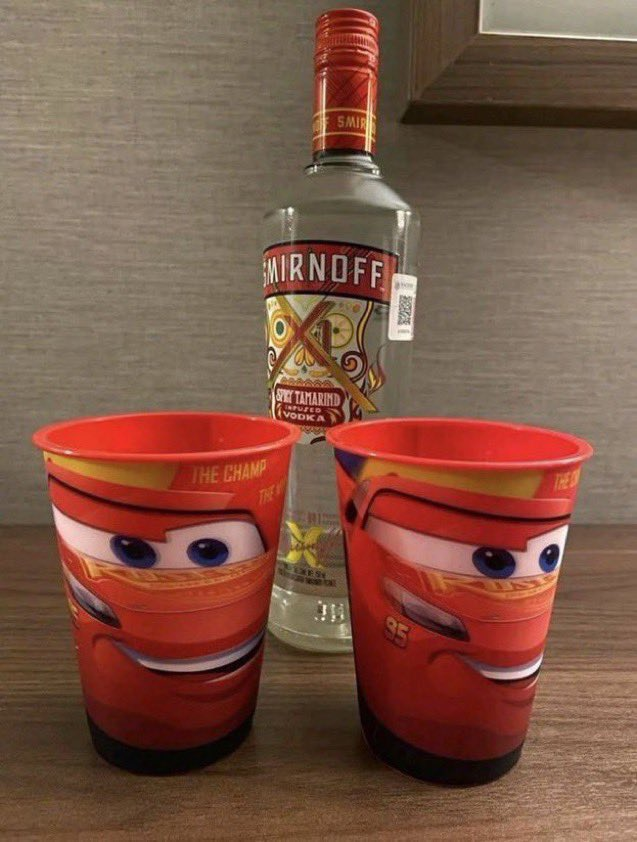 _caarloosgil's tweet photo. como te sube tan rápido el alcohol ??? 
donde bebo el cubata: https://t.co/xNXM3IWzaS