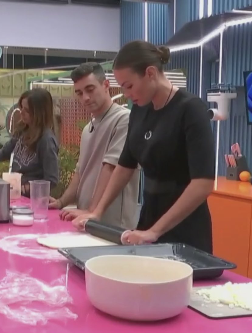 soniab106's tweet image. …….
Jessica preparando pizza 
Javi siempre con ella 
🥰🥰🥰   LOS ADORO   🥰🥰🥰

#GHVIP20 #GHVIPUH1
