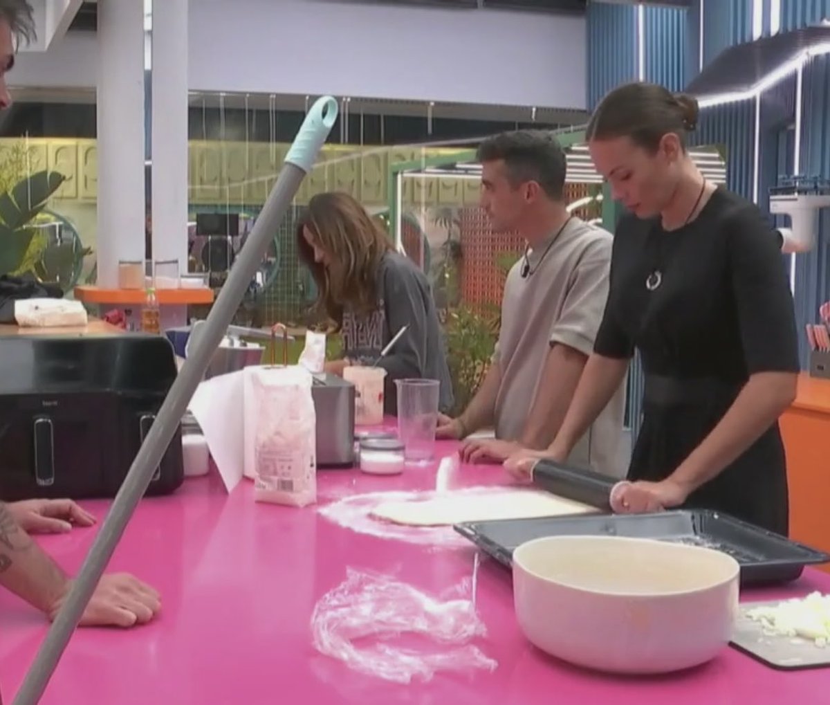soniab106's tweet image. …….
Jessica preparando pizza 
Javi siempre con ella 
🥰🥰🥰   LOS ADORO   🥰🥰🥰

#GHVIP20 #GHVIPUH1
