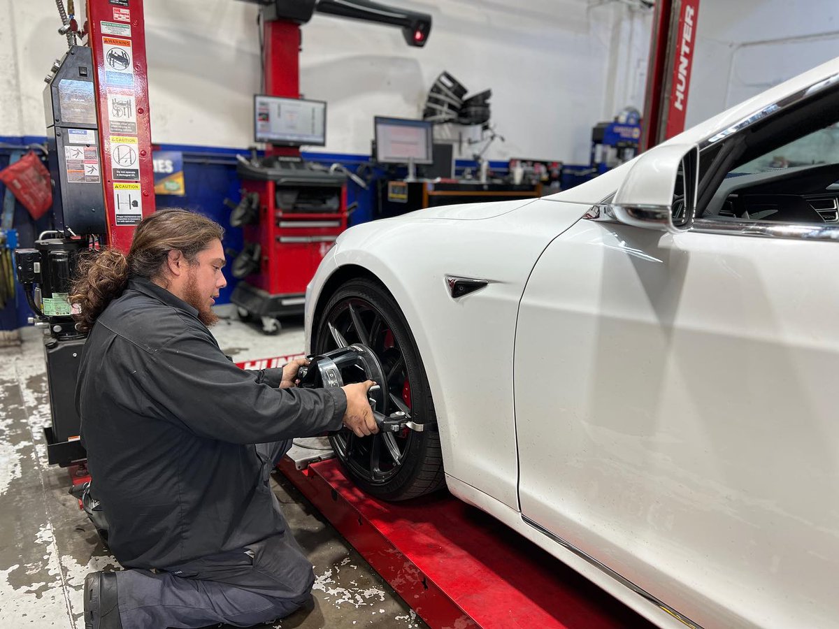 SVperf's tweet image. Technician 👨‍🔧 Ismael wrapping up tire alignment service on Tesla Model S.

For all your tire, alignment, suspension and brake needs contact us! ✅
☎️ 650-428-1754
📧 service@svperform.com

#svperformance #tesla #vehiclealignment #vehiclesuspension #automotiverepair #automotive