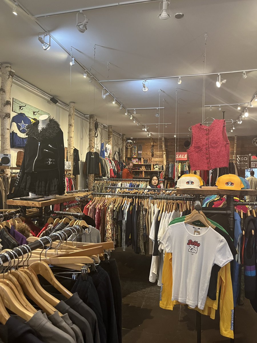 Kfa85J's tweet photo. まぁそんなracistどうでもよくて
激しぶvintage clothes shop 行ってきた❤️ https://t.co/qX26CHopi5