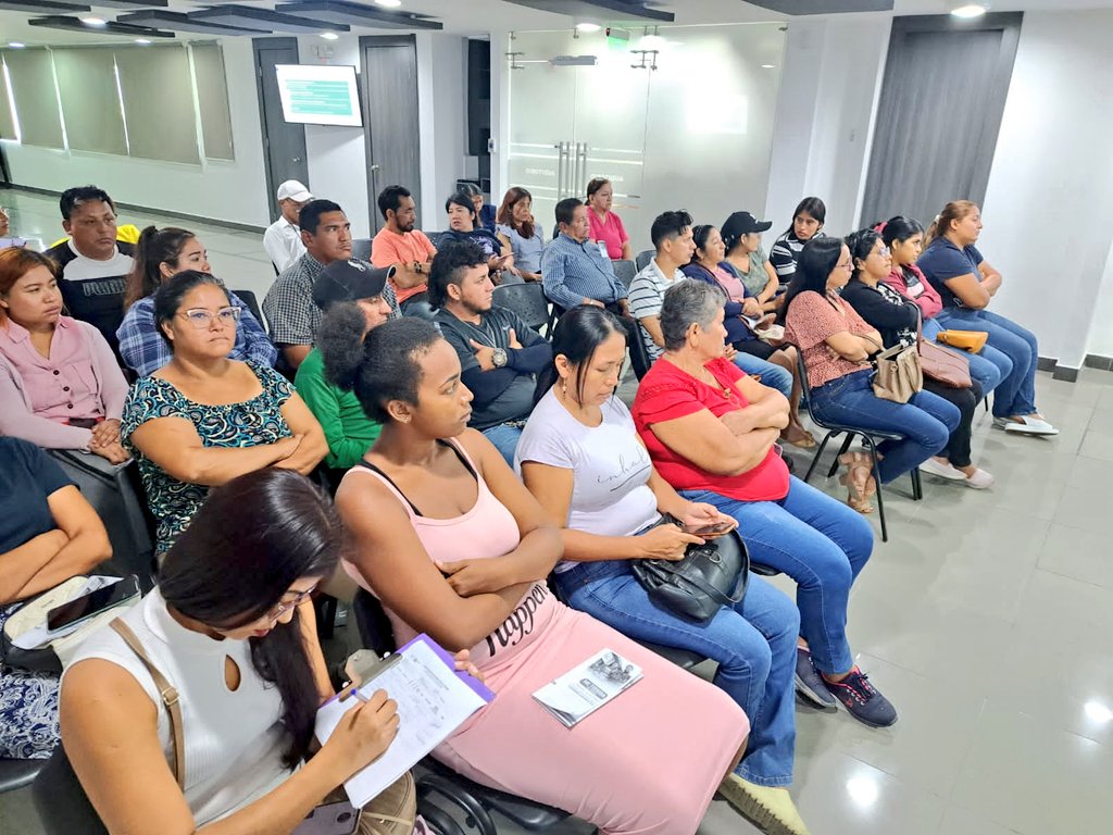 IEPS_Ec's tweet photo. ¡Estamos comprometidos con el fortalecimiento de las #UEPS!

Más de 50 tenderos de las parroquias Eloy Alfaro, Divino Niño y el Recreo, cantón #Durán fueron parte de la socialización del proyecto #MiTiendaDelBarrio, iniciativa de nuestro equipo técnico zonal 8 y @GobiernodeDuran https://t.co/9hOqvHn2id