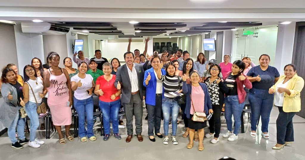 IEPS_Ec's tweet photo. ¡Estamos comprometidos con el fortalecimiento de las #UEPS!

Más de 50 tenderos de las parroquias Eloy Alfaro, Divino Niño y el Recreo, cantón #Durán fueron parte de la socialización del proyecto #MiTiendaDelBarrio, iniciativa de nuestro equipo técnico zonal 8 y @GobiernodeDuran https://t.co/9hOqvHn2id