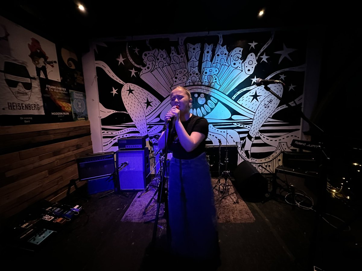clionagh_'s tweet photo. LEEDS YOU WERE SO MUCH FUN! Massive night for the @theglassskies tour with @BigCondoRecords in @santiagobarleeds Thanks for having me on as support!✨ https://t.co/jh5FQzWanZ