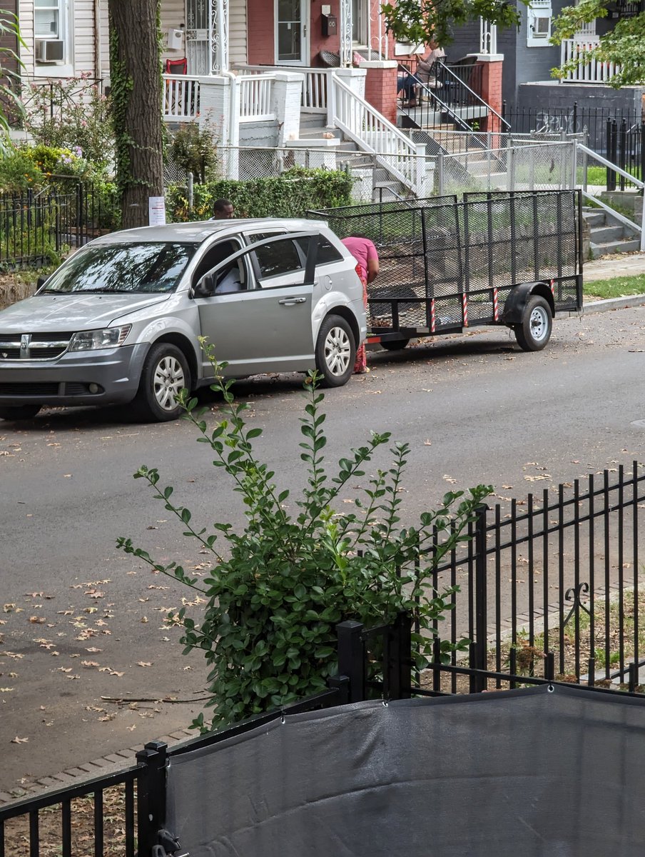 megjoyo's tweet photo. @311DCgov this trailer has been repeatedly illegally parked on Keefer Pl. NW and we've reported it multiple times but you keep closing the ticket because, e.g., it doesn't have a license plate or you tell us to contact towing. Currently in front of 612 Keefer. Can you please tow? https://t.co/diBtwFGs6M