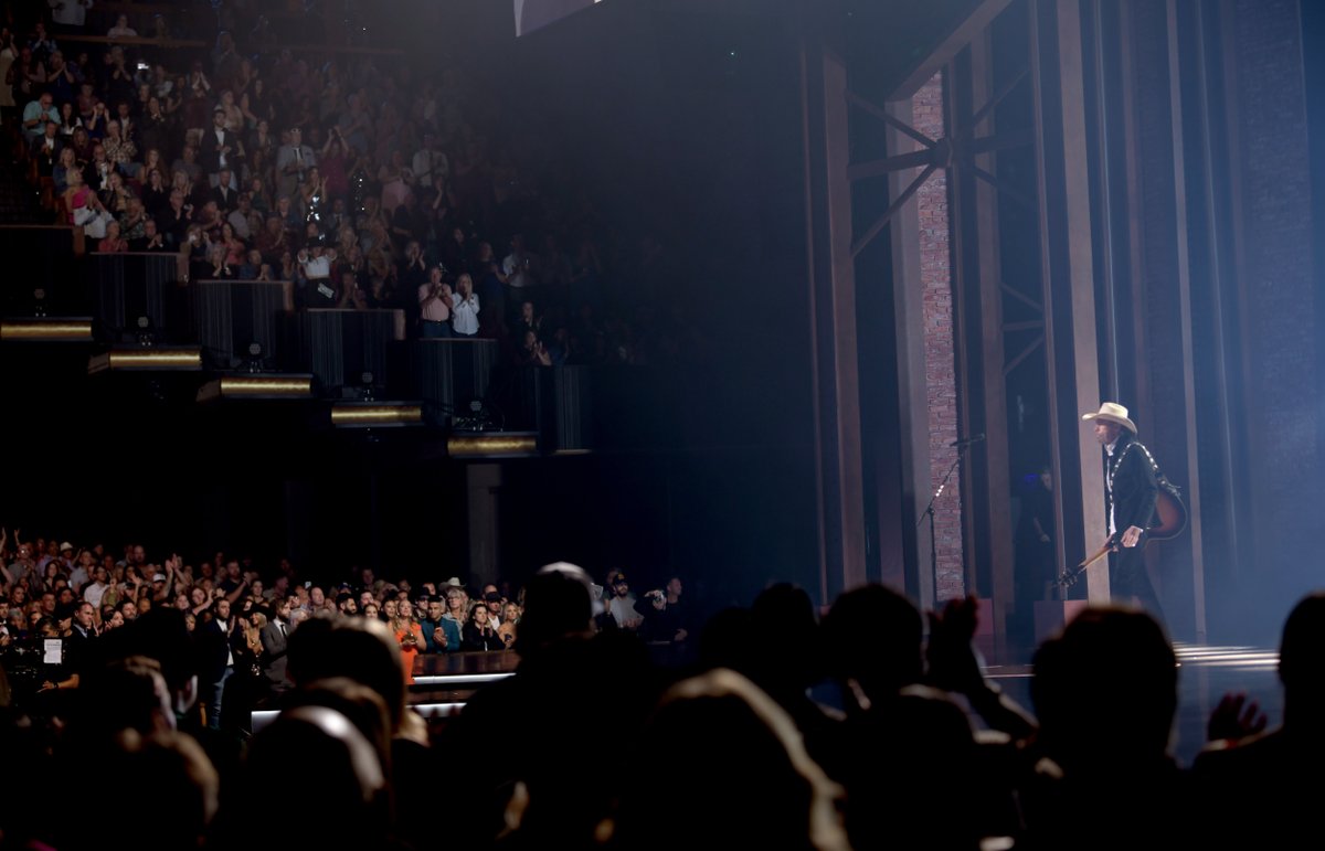 Toby returned to the stage last week to play #DontLetTheOldManIn at the People's Choice Country Awards, live from the @Opry. Hear the song: orcd.co/tk-dltomi

Photos Courtesy of @NBC