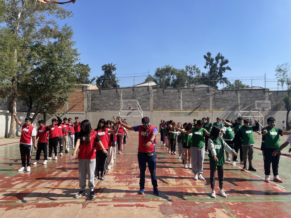 Cb9Aragon's tweet photo. Se activó #SemáforoDeportivo en las canchas del Colegio de bachilleres Plantel 09 Aragón.

Con una activación deportiva y pre deportes. 

@FAHHdeporte https://t.co/5EGdPz2BBL