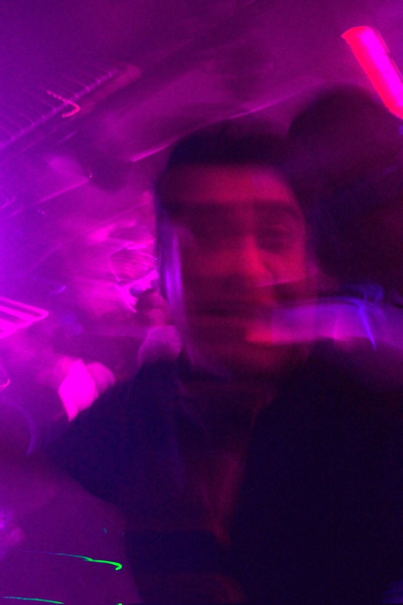 elgatoraro's tweet photo. Ya salieron a la luz las fotos/ensayos de la historica fiesta de Biarritz :/. Lo vieron aquí antes que en otro lado.
#semonea 🤠🖤💬 https://t.co/EGLAgtZTn6