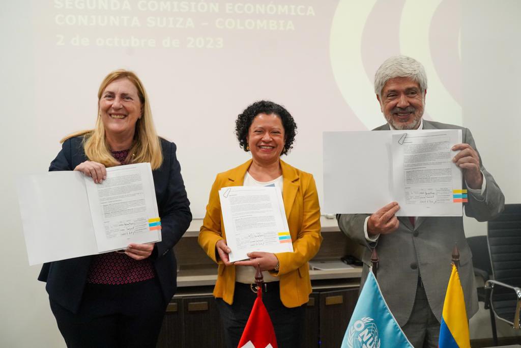 ONUDIColombia's tweet photo. A esta hora, la Secretaria de Asuntos Economicos de Suiza #HeleneBudiglier  , el  ministro de @mincomercioco @GermanUmanaM y la Representante para @onudicolombia Carolina González, suscriben la segunda fase del Programa Global de Parques Eco-Industriales en Colombia 🇨🇴. https://t.co/f2Tw1BOwfw