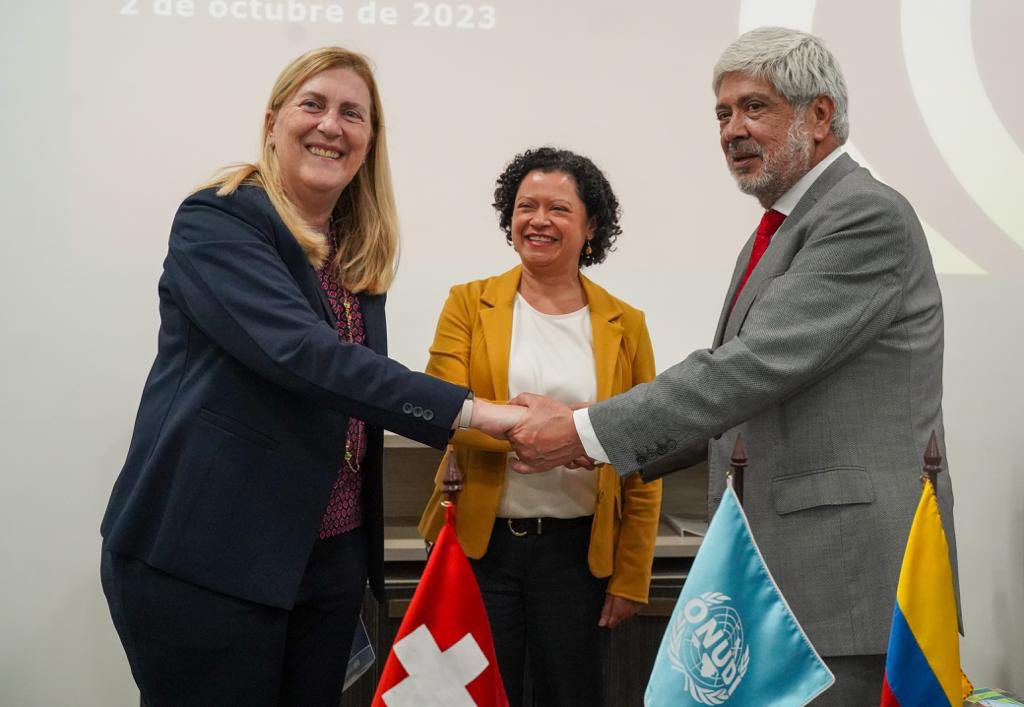 ONUDIColombia's tweet photo. A esta hora, la Secretaria de Asuntos Economicos de Suiza #HeleneBudiglier  , el  ministro de @mincomercioco @GermanUmanaM y la Representante para @onudicolombia Carolina González, suscriben la segunda fase del Programa Global de Parques Eco-Industriales en Colombia 🇨🇴. https://t.co/f2Tw1BOwfw