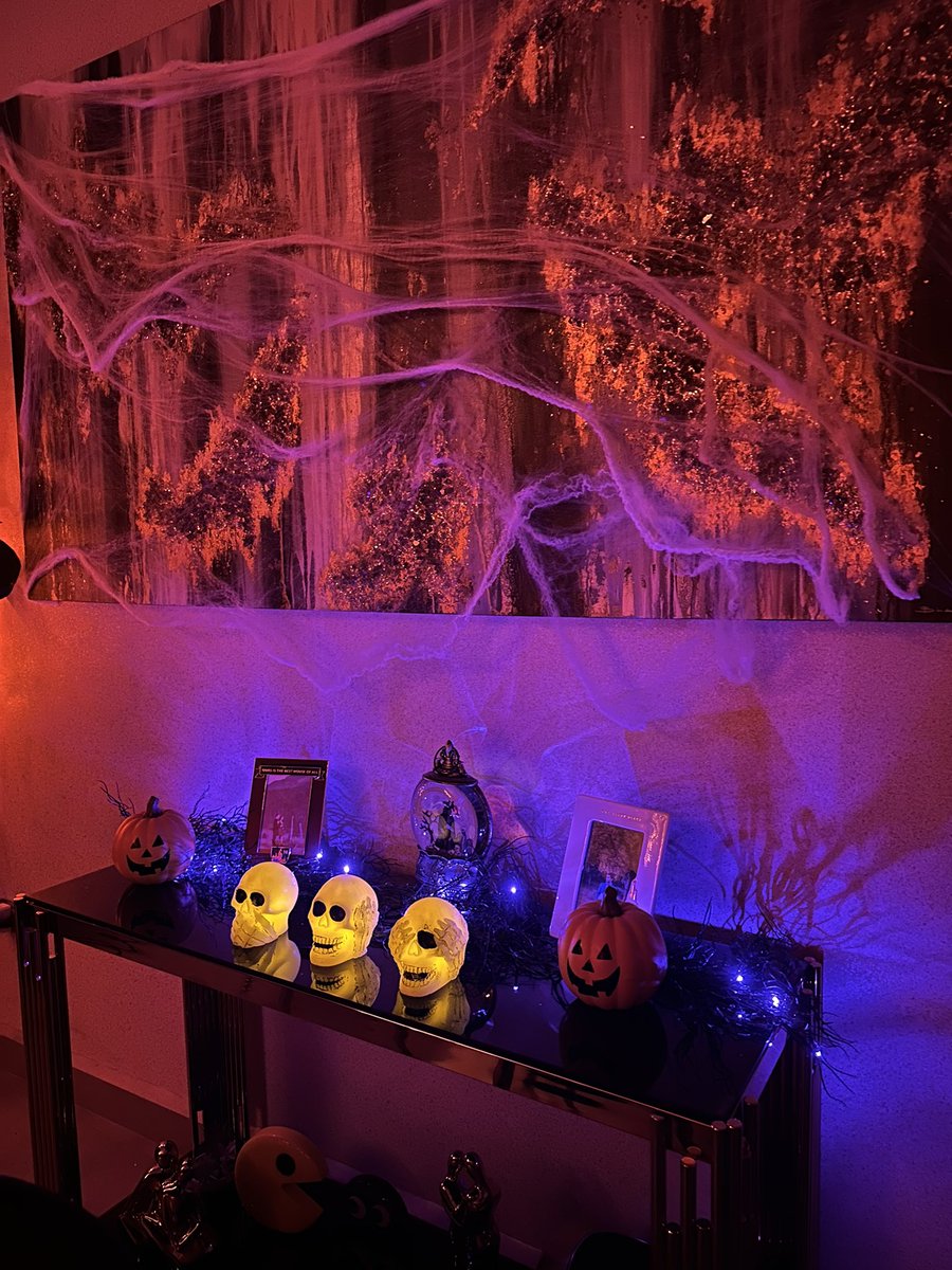 amablitz's tweet photo. Así quedó la decoración de Halloween del stream de ayer. Gracias al bebi por ser tan buen team @Filisgg 💖✨🎃 https://t.co/Pp1G3pzZfm