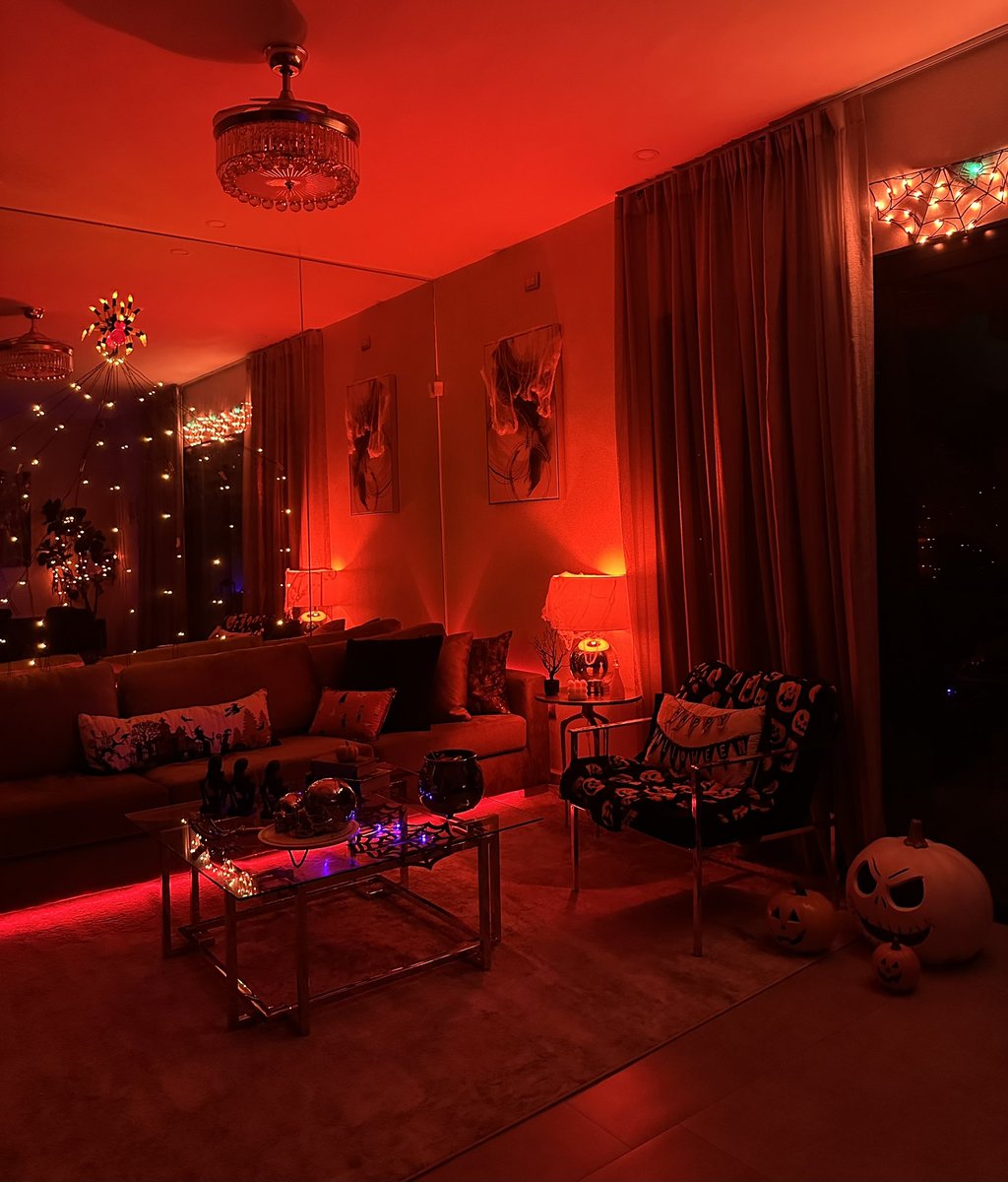 amablitz's tweet photo. Así quedó la decoración de Halloween del stream de ayer. Gracias al bebi por ser tan buen team @Filisgg 💖✨🎃 https://t.co/Pp1G3pzZfm