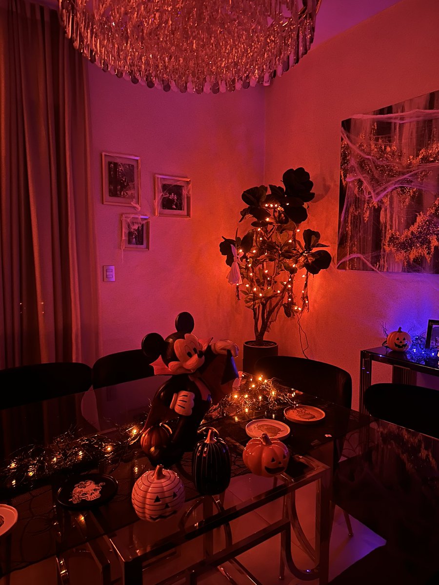 amablitz's tweet photo. Así quedó la decoración de Halloween del stream de ayer. Gracias al bebi por ser tan buen team @Filisgg 💖✨🎃 https://t.co/Pp1G3pzZfm