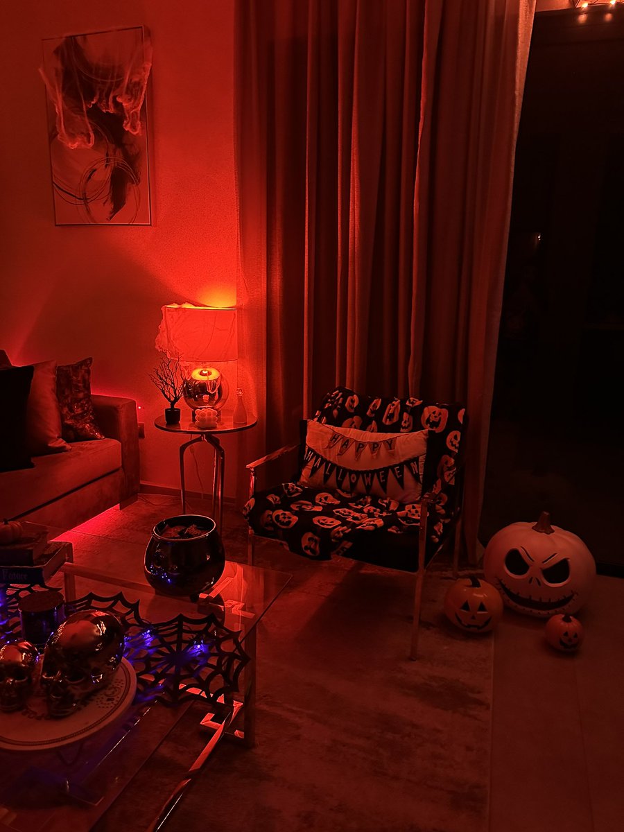amablitz's tweet photo. Así quedó la decoración de Halloween del stream de ayer. Gracias al bebi por ser tan buen team @Filisgg 💖✨🎃 https://t.co/Pp1G3pzZfm