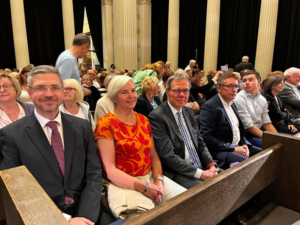 🎵🎻 Konzert in der Nikolaikirche anlässlich 33. Jahrestag #TagderDeutschenEinheit mit Gästen aus unserer Partnerstadt @BundestadtBonn und mit Oberbürgermeister <a href="/Mike_Schubert/">Mike Schubert</a> und Bürgermeister <a href="/BurkhardExner/">Burkhard Exner</a>. Anschließend: Empfang für die Bonner Gäste im Potsdam Museum 🤝