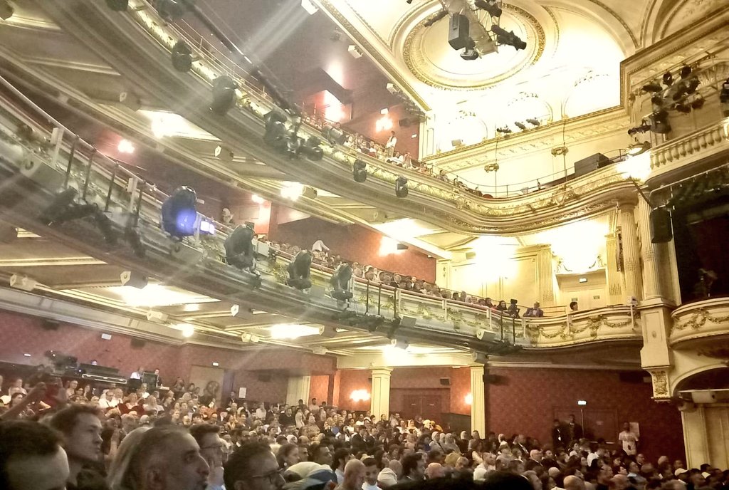 HClec's tweet image. Salle comble pour la soirée #mélodiesyéménitesàparis au @MogadorTheatre. Un superbe voyage musical et surtout une belle occasion de retrouver les amis yéménites ainsi que les nombreux amis du #Yémen.