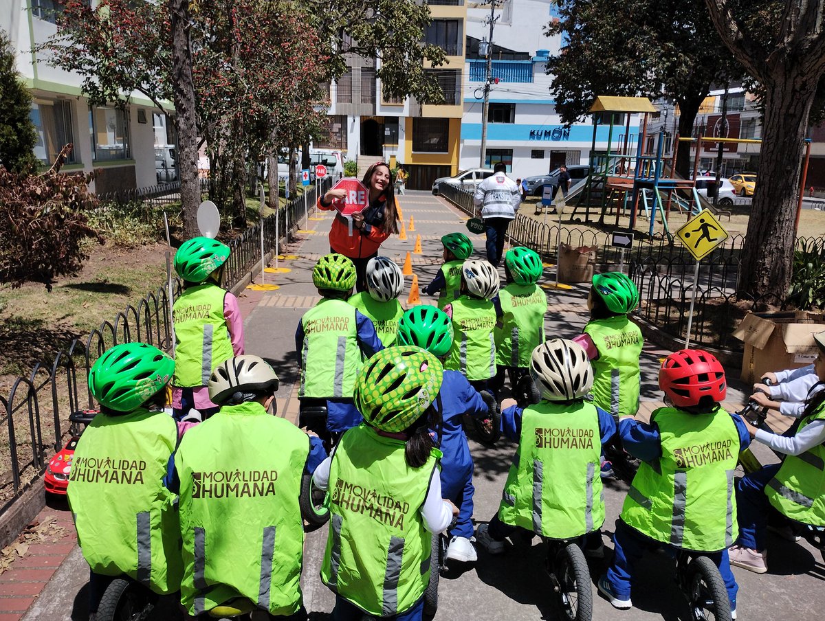 PastoTransito's tweet photo. El grupo de profesionales de Seguridad Vial de @PastoTransito realizó un proceso de sensibilización en uso de bicicletas, reconocimiento de las señales de tránsito, movilidad sostenible, seguridad vial, en el Jardín Infantil Pininos. La STTM trabaja por una mejor cultura vial. https://t.co/iM9Q8BQUVz