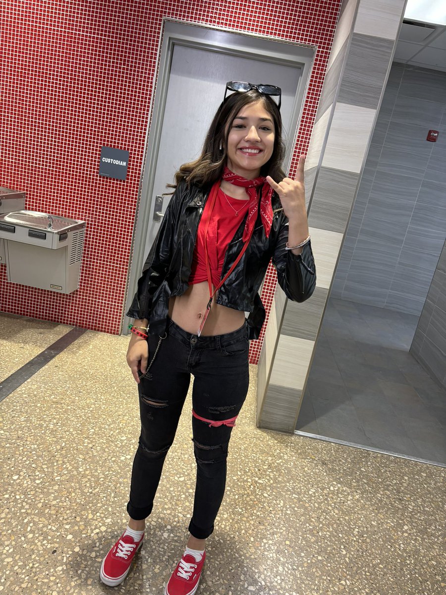 BronchoNews's tweet photo. @OhsStuco A few hallway pics 🏍️ vs 🏄‍♂️🏄‍♀️

#OHSRivalryWeek #GoBronchos https://t.co/WBDUlBlWeD