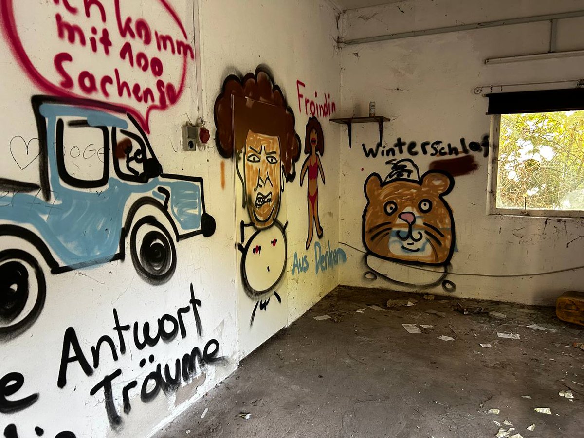 Vivian_Veganer's tweet photo. Aktuelle Bilder aus der "Drachenschanze" des Ex-YouTuber #DrachenLord sind aufgetaucht. Darin u.A. zu sehen Anspielungen auf sein verstorbenen Hamster #Winterschlaf und sein #PferdBlu. Was Rudi wohl sagen würde, wenn er sieht was sein Sohn aus seiner Werkstatt gemacht hat? https://t.co/ULiCs7Ca8E