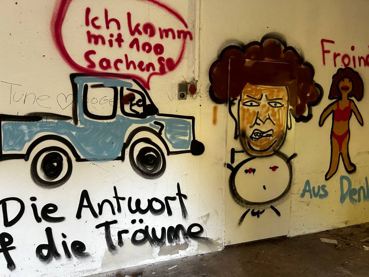Vivian_Veganer's tweet photo. Aktuelle Bilder aus der "Drachenschanze" des Ex-YouTuber #DrachenLord sind aufgetaucht. Darin u.A. zu sehen Anspielungen auf sein verstorbenen Hamster #Winterschlaf und sein #PferdBlu. Was Rudi wohl sagen würde, wenn er sieht was sein Sohn aus seiner Werkstatt gemacht hat? https://t.co/ULiCs7Ca8E