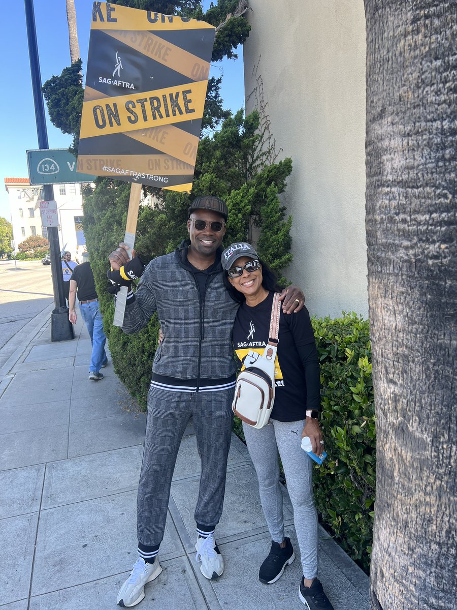 KarenGAlexander's tweet image. What a wonderful surprise to see one of my favorite Director/Actor from #Snowfall #FXNetwork on the picket line today.  @Amin_Joseph 
#SagAftraStrike #SagAftraMembers #UnionStrong