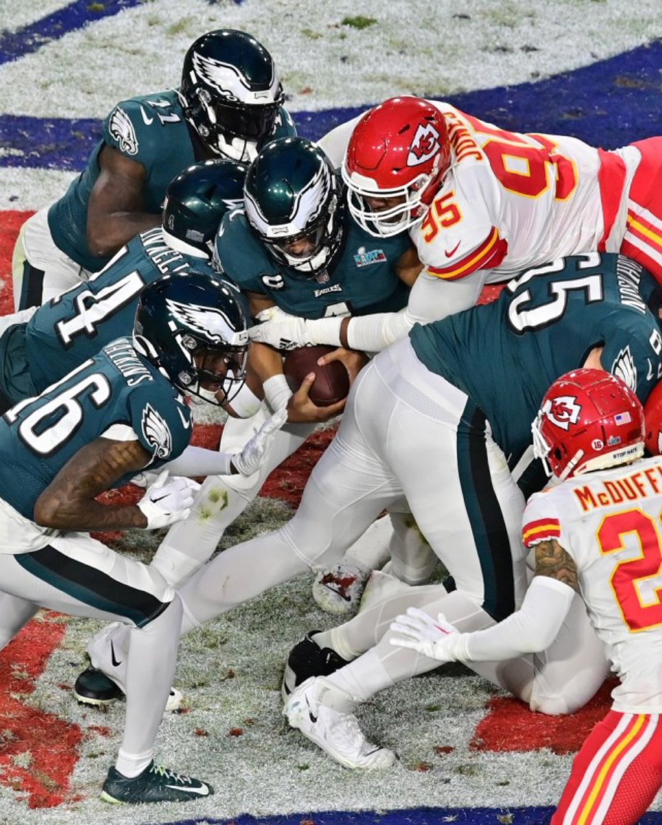 𝗧𝗥𝗘𝗡𝗗𝗜𝗡𝗚: #Cowboys star pass rusher Micah Parsons says the Tush Push is a “cheat code” because the Eagles have the best OL in football and Jalen Hurts can squat 600 pounds, he said on <a href="/BleacherReport/">Bleacher Report</a> 

He says teams need to adapt and figure out ways to stop the play.