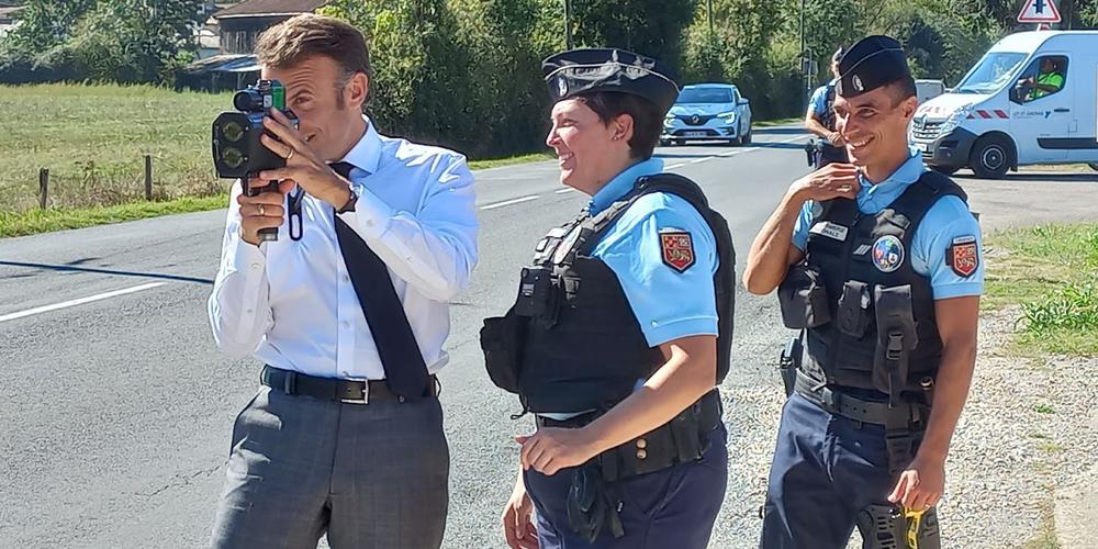 Nini_MacBright's tweet photo. - J’en ai un, arrêtez le !
- Il roule à combien ?
- On s’en fout, il a un autocollant "Mélenchon 2027" sur le pare-brise https://t.co/X2EWXTjFtq