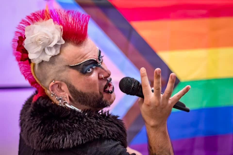 🏳️‍🌈🏳️‍⚧️🎂 Gràcies a totis lis que vau venir al vermut del 1r aniversari de l’#EspaiEntenem! 🤗 Gràcies a totis lis que heu fet possible aquest primer any de vida! ✊🏾

✨ I gràcies a les nostres convidades, #MariKarmenFreeDJ i #AdalyaBlack!

📸 <a href="/lorenzoarboleda/">maria lorenzo real</a> 

#SantaColomaLGTBIQ