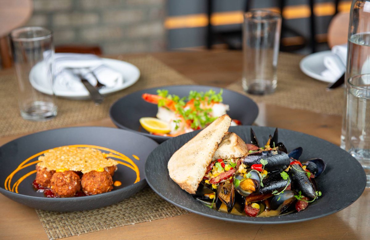 Extended happy hour ALL NIGHT LONG😎✨ Swing by tonight, and savor every bite

#SlateOrlando #Slate #Orlando #Orlandofoodie #foodie #happyhourorlando #happyhour #cocktails #appetizers