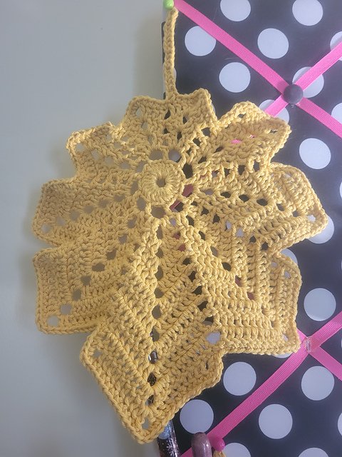 wind_arts's tweet photo. Autumn Leaf Hotpad
   To start off my October Spooky month postings I am sharing the Hot pad I decided to gift my Grandmother and Grandfather for their 79th birthdays. 

#Autumn #Hotpad #Seasonal #Present

https://t.co/gLv0JTETW7 https://t.co/x4oPrmZZu4