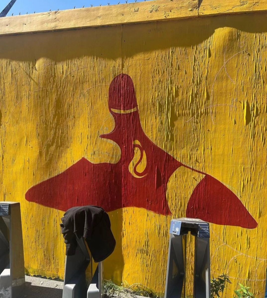 ArtBridge's tweet photo. Repost from @OneRadLatina
‘Started my mural "Nuestras Raices" (our roots) yesterday for the @uptowngrandcentral
@artbridge #grandscalemuralproject
…The mural is a celebration of the Indigenous Caribbean Taino diaspora that has made Spanish Harlem and all of NYC their home.’ https://t.co/SS6Tvw5m3J