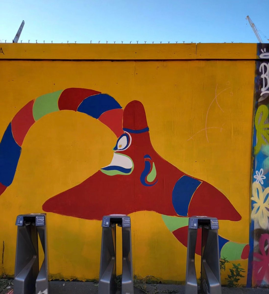 ArtBridge's tweet photo. Repost from @OneRadLatina
‘Started my mural "Nuestras Raices" (our roots) yesterday for the @uptowngrandcentral
@artbridge #grandscalemuralproject
…The mural is a celebration of the Indigenous Caribbean Taino diaspora that has made Spanish Harlem and all of NYC their home.’ https://t.co/SS6Tvw5m3J